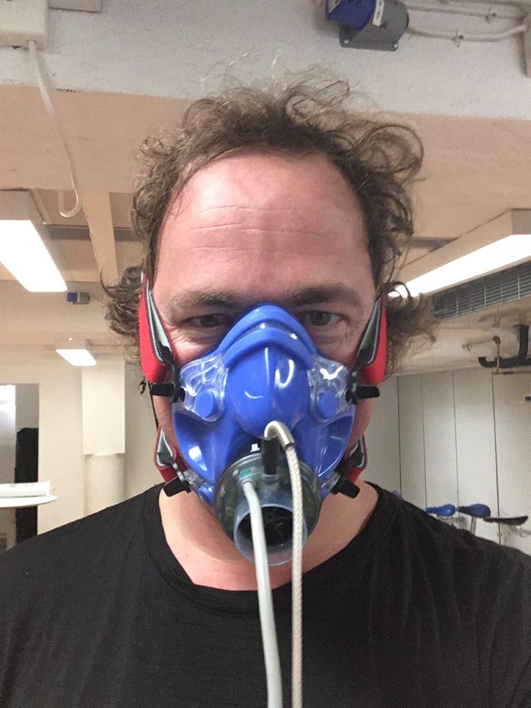 Niklas Bergh med mask för syreupptagningstest