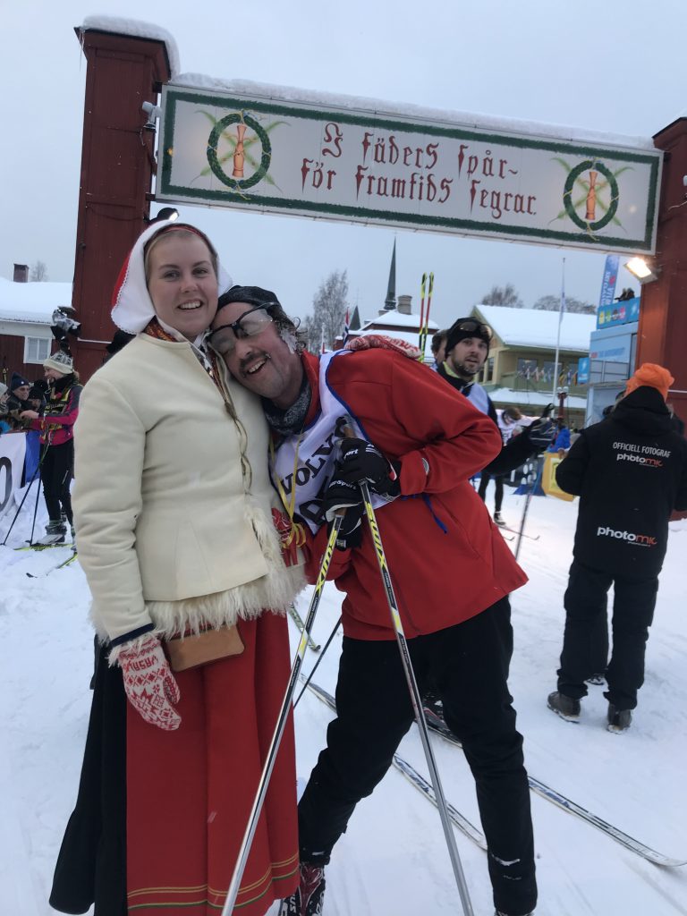 Niklas Bergh går i mål i Vasaloppet 2018 på 08:42:59 och möts av kranskullan