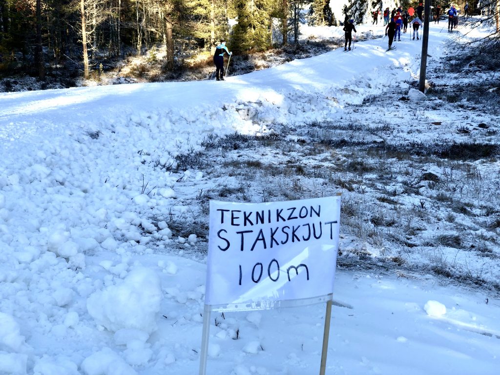 Stakskjut. I Orsa var det en podlyssnare som hade satt upp den här skylten. Oj vad glada vi blev!