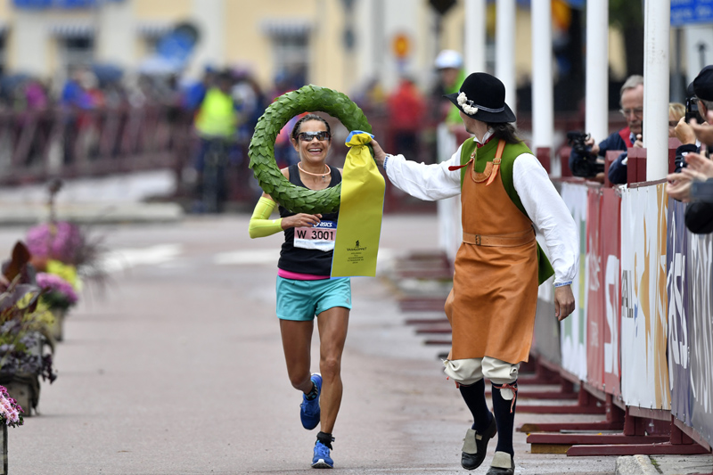 SälenMora 160820 Ultravasan och Vasastafetten Jasmine Nunige, Schweiz får kransen för segenr i UV 90 av Johan Wellert. Foto Nisse Schmidt