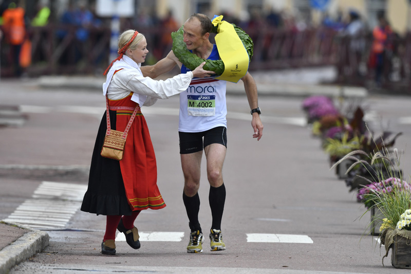 SälenMora 160820 Ultravasan och Vasastafetten Roman Ryapolov, Mora , segrare UV 45 får kransen av Hanna Eriksson Foto Nisse Schmidt