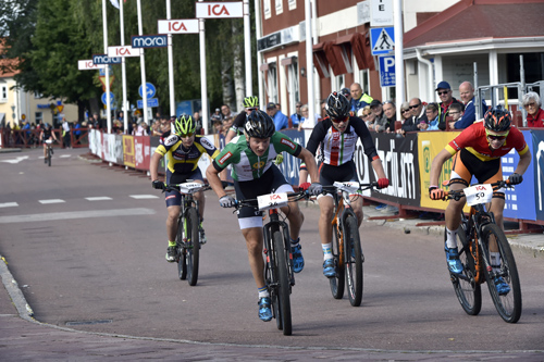 Mora 160812 CykelVasan Oxberg-Mora och CV ÖS Emil Lindgren, Falu CK först i mål. Foto Nisse Schmidt