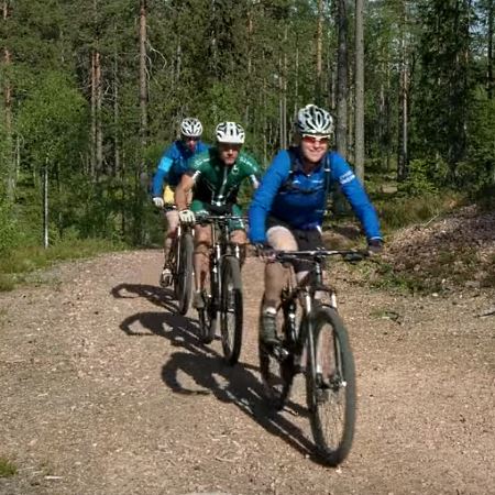 tre cyklister på grusväg