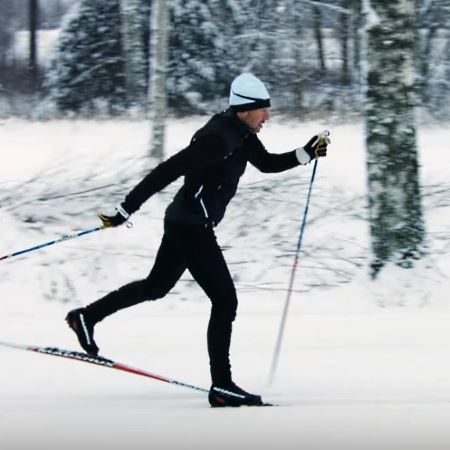 diagonalåkande skidåkare