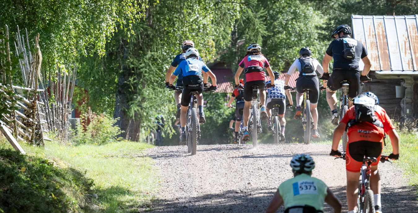 cyklister bakifrån på grusväg, Cykelvasan 90