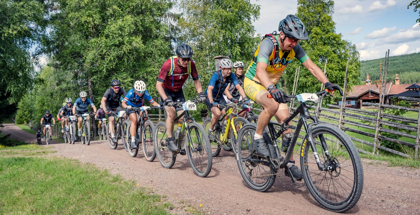 cyklister i led på grusväg, Cykelvasan Öppet Spår