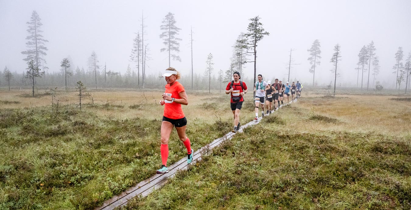 löpare på spång över dimmig myr, Ultravasan 90