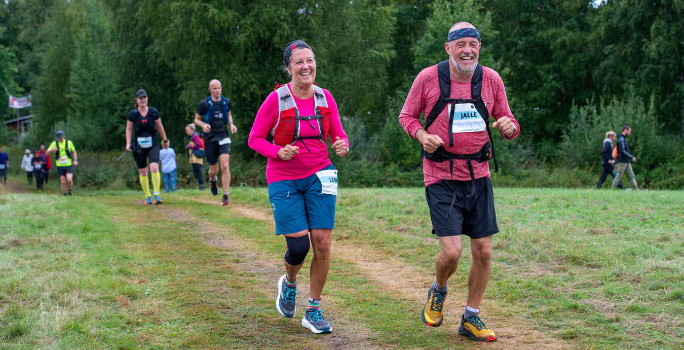 löpare på stig över klippt gräs, Ultravasan 45